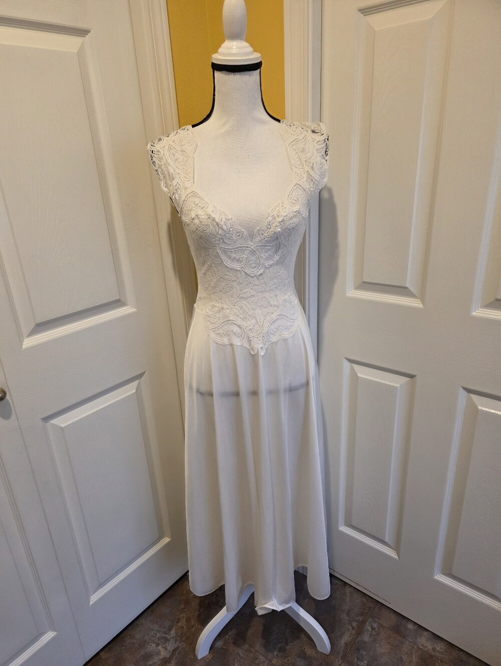 OLGA WHITE LONG LACE NIGHTGOWN, SIZE M